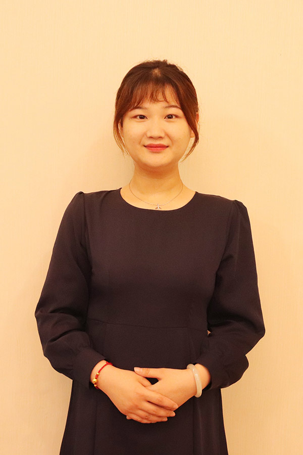 临潼文哲 本科学历，优秀班主任